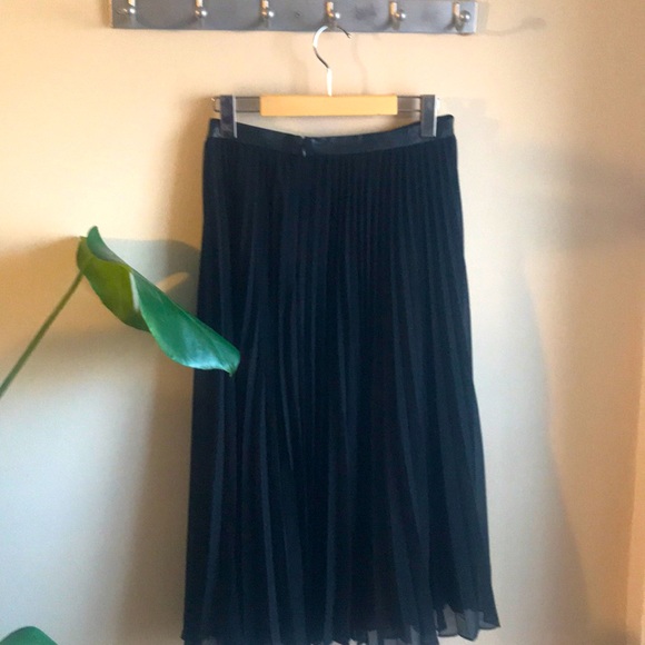 Black pleated midi skirt - Picture 2 of 2